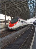 Ein SBB ETR 610 beim Halt als EC 39 auf der Fahrt von Genève nach Milano im Bahnhof von Lausanne.