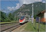 Ein SBB RABe 503 ist als EC 37 von Genève nach Venezia unterwegs und fährt durch die Station Varzo, die schon in Italien liegt, aber mit SBB Signalen und Stromsystem ausgestattet ist und im Regionalverkehr von der BLS bedient wird. 

21. Juli 2021
