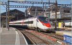 Der SBB ETR 610 005 verlässt als EC 39 den Bahnhof von Lausanne. Der Zug ist von Genève nach Milano unterwegs. 

7. März 2024