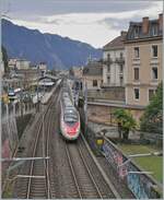 Ein SBB ETR 610 ist als EC auf der Fahrt von Milano nach Genève und verlässt nach einem kurzen Halt den Bahnhof von Montreux.