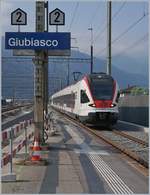 Der SBB RABe 524 015 erreicht als TILO S 20 den Bahnhof von Giubiasco, welcher für den Monte Ceneri Basistunnel kräftig umgebaut wird.