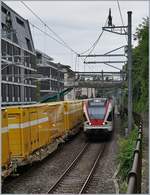 Viel Betrieb: Während der Postzug in Richtung Lausanne fährt, erreicht der SBB RABe 523 013 als S3 auf dem weg nach Villeneuve Montreux.