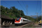Ein ICN auf der Fahrt Richtung Norden bei der Durchfahrt im seit langem nicht mehr genutzen Bahnhof von Giornico (Gotthard Südrampe). 
7. Sept. 2016