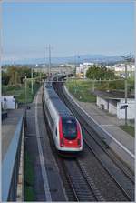 Nördlich des Rangierbahnhofs von Lausanne Triage verläuft die Strecke Lausanne - Genève hier mit der Haltestelle Denges-Echandens und einem durchfahrenden ICN von Zürich nach