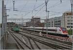 Während zwei ICN RABDe 500 Triebzüge als IC 5 531 von Genève nach Zürich HB in Morges eintreffen warten die beiden BAM MBC Ge 4/4 21 und 22 auf Vorbreitung des Zugs für die