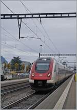 Ein SBB RABe 500 (ICN) erreicht als IC5 von Zürich nach Lausanne den Bahnhof von Grenchen Süd. 

18. Nov. 2023