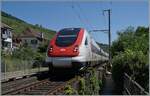 Auf dem letzten verblieben (kurzen) Einspurabschnitt der Strecke lausanne - Biel/Bienne zwischen Twann und Ligerz beim ehemalienge Bahnhof von Ligerz ist ein SBB RBDe 500 (ICN) als IC5 auf dem Weg