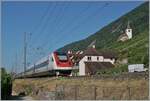 Auf dem letzten verblieben (kurzen) Einspurabschnitt der Strecke Lausanen - Biel/Bienne zwischen Twann und Ligerz ist ein SBB RBDe 500 (ICN) als IC5 auf dem Weg nach Lausanne.