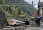 Ein SBB RABe 501  Giruno  fährt in Wassen durch, der Zug ist auf dem Weg in Richtung Lugano.