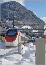 Der SBB RABe 501 002  Aargau  ist in Airolo als EC 10013 von Zürich nach Milano Centrale unterwegs und wirbelt etwas frischen Schnee auf. 

21. Jan. 2025