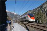 Natürlich habe ich auch genre die zwischenzeitlich auf der Gotthardachse dominierenden RABe 501  Giruno  fotografiert; mögen sie auch dominierend sein, auf der  Gotthard Panoramastrecke  sind sie doch nicht alltäglich: Infolge geplanter Wartungsarbeiten im Gotthard Basis Tunnel verkehren die meisten IC/EC vom 13. Jan. bis 24. Jan. 2025 von Montags bis Freitags via Göschenen - Airolo. Nachdem in Airolo schon am Mittag die Sonne hinter den Bergen verschwand, zeigte sich in Göschenen passend ab dem Mittag. Das Bild entstand in der Nähe des Einfahrtsignal von Göschenen und zeigt die beiden SBB RABe 501 016  Glarus  an der Spitze und 501 008  Monte Ceneri  am Schluss als IC 21 10671 auf der Fahrt von Basel SBB nach Lugano.

21. Januar 2025 