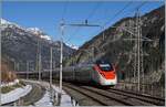 Auf der Suche nach einer Fotostelle ging ich etwas in nördlicher Richtung und schon bald tauchte ein nach Süden fahrender SBB RABe 501  Giruno  auf.