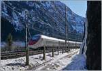 Aus dem dem feuchte Schatten bei der Felswand bei vollem Gegenlicht fotografiert: ein SBB RABe 501  Giruno  ist kurz vor Göschenen auf me Weg in den Süden.

21. Januar 2025