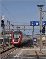 Ein SBB RABDe 502  Twindexx  ist als IC 1 auf dem Weg von St.Gallen nach Genève Aéroport und fährt kurz nach Lausanne durch den Bahnhof von Renens VD.