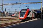 rabe-502-twindexx-2/860270/ein-sbb-rabe-502-twindexx-verlaesst Ein SBB RABe 502 'Twindexx' verlässt als IR 15 Lausanne mit dem Ziel Luzern. 
IM Hintergrund ist ein SBB RABe 500 (ICN) und eine SBB RABe 511 zu erkennen. 

28. Aug. 2024