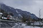 Wenn es am Genfersee schon mal schneit, versucht man die seltene winterliche Stimmung einzufangen bevor der Schnee wieder wegschmilzt: ein SBB RABe 511 ist kurz nach Villeneuve auf dem Weg nach Annemasse.

25. Januar 2021