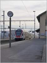 Der SBB RABe 511 022 erreicht von Chur kommend St.Margrethen. Im linken Bildteil steht auf eine Mast die typische SBB Bahnhofsuhr. Sie wurde vom Designer Hans Hilfiker 1944 gestaltet zeigt seitdem schweizweit die Zeit an.

17. März 2018