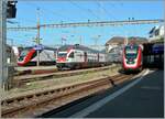 Zwischen zwei SBB RABe 502 (Twindexx) zeigt sich in Lausanne ein SBB RABe 511.