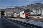 Ein SBB RABe 512 verlässt Vevey in Richtung Montreux, im Hintergrund ist ein CEV MVR ABeh 2/6 zu sehen.