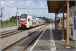 Ein SBB RABe 512 verl�sst als Regionalzug nach Grandson den herrlich restaurieren Bahnhof von Roche (VD).

2. Sept. 2026