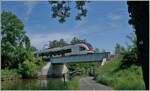 Auf dem Weg nach Meroux überquert ein SBB RABe 522 den Rohne Rhein Kanal. 

19. Mai 2022 