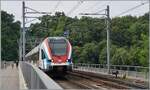 Der SBBLEX RABe 522 223 hat gerade den 1078 Meter langen B�tie Tunnel verlassen und f�hrt nun als L�man Express �ber die 166 Meter lange Joncton Br�cke in Richtung Gen�ve.

23. Juli 2026