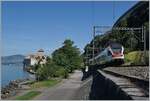Der SBB RABe 523 029 ist als S2 auf dem Weg nach Vallorbe und fährt beim Château de Chillon vorbei.