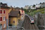 Ein Br�cken Blick bei Montreux auf die von Lausanne her kommende Strecke mit zwei in Montreux eintreffenden SBB RABe 523.