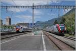 Während links im Bild der SBB RABe 523 113 als R3 im Bahnhof von Villeneuve auf die Abfahrt nach Vallorbe wartet, steht auf Gleis vier der SBB RABe 202 (94 85 0 502 229-3 CH-SBB) es wergen wohl