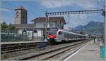 Der SBB RABe 523 113 verlässt nach einem kuren Halt als R3 den Bahnhof von Villeneuve.