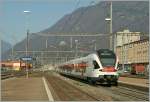 Ein TILO-Flirt RABe 524 unterwegs nach Castione Arbedo verlässt Giubiasco.