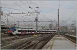 Auch - oder besonders im Nahverkehr - sind SBB Züge in (Nord-) Italien regelmäßig zu sehen, wobei der Name TILO (Ticino Lombardia) dies unterstreicht. In Milano verkehren nun im Stundentakt die RE80 TILO Züge von und nach Locarno. Im Bild der SBB TILO RABe 524 310 der Milano in Richtung Locarno verlässt.

8. November 2022