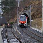 Der TMR Region Alpes RABe 533 601 (UIC Nummer RABe 94 85 0 533 701-4 CH-RA) mit dem Wappen  Commune de St L�onard  und dem dazu passenden Namen  La Souterraine  verl�sst Sembrancher als R82 in