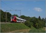 Ein TPF Flirt als RE von Fribourg nach Bulle auf dem kurzen Abschnitt des noch mit alten Fahrleitungsmasten ausgestatteten Streckenabschnitt Rosé - Neyruz der Strecke Bern - Lausanne kurz nach