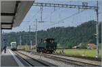 Die Mallet Dampflok Ed 2 2/2 196, der SCB rangiert in Sumiswald-Gr�nen, w�hrend im Hintergrund ein BLS  L�tschberger  im Regelverkehr Sumiswald-Gr�nen erreicht.  

14. Juni 2025 