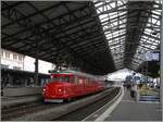 Wiedereinmal kam der Rote Peil, der  Churchill Pfeil , RAe 4/8 1021 nach Lausanne und zeigt sich hier unter der grossen Halle auf Gleis vier.