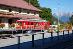Nun steht er im B�ndnerland, vor dem Bahnmuseum Albula in Berg�n/Bravuogn.....
