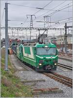 BAM/863702/die-beiden-bam-mbc-ge-44 Die beiden BAM MBC Ge 4/4 21 und 22 übernehmen in Morges den aus Gland angekommen und nun auf Rollböcken verladen Kieszug nach Apples. 

4. März 2024