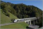 Der BLS RABe 528 112 ist auf der Fahrt von Bern nach Zweisimmen und überquert kurz nach Weissenburg die Bunschenbachbrücke.