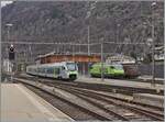 Vor dem Hintergrund der BLS Re 465 009 und Re 4/4 195 verlässt der BLS RABe 528 101  Mika  nach Bern den Bahnhof von Brig.