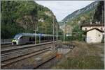 bls-lotschbergbahn/860759/endstation-der-bls-rabe-528-102 Endstation. Der BLS RABe 528 102 ist als RE von Bern in Iselle angekommen. Die Reisenden fahren mit den SEV Bussen weiter und der Triebzug wird als RE1 nach Bern zurückfahren.

Da der Zug auf Gleis 3 ankommt und abfährt und auch gut 40 Minuten hier stehen bleibt, besteht die Möglichkeit für ein paar Bilder. 
Im Regelbetrieb wird üblicherweise in beiden Richtungen das Gleis 1 genutzt, welches vom fotografischen Standpunkt aus gesehen weniger geschickt ist.

17. Aug. 2024