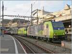 Die BLS Re 485 001 und BLS Re 465 014 sind mit einem Zuckerrübenzug unterwegs und warten in Lausanne auf die Blockdistanz zum vorausfahrenden IR 90.