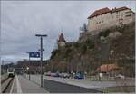 Hoch oben thront das Schloss von Laupen und unten im neune Bahnhof wartet der BLS RABe 528 104  MIKA  auf die Abfahrt in Richtung Bern. 

24. Jan. 2024   