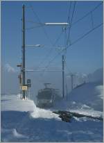Aus dem Nebel taucht der CEV Beh 2/4 N 72 auf und erreicht in Krze die Gipfelstation Les Pleiades. 
19. Dez. 2012