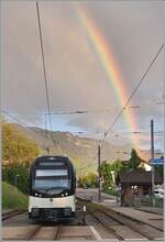 Der CEV MVR ABeh 2/6 7502 wartet in Blonay auf einen neuen Einsatz, während im Hintergrund ein wunderschöner Regenbogen den Himmel ziehrt.