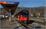 Nachdem sich die Sonne endlich über die Jurahöhen ins Tal gewagt hat, sorgte das Bahnsteigdach von Glovelier für unliebsame Lichtverhältnisse...