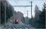 Der Regionalzug von Glovelier nach La Chaux de Fonds verlässt den Bahnhof von Combe Tabeillon.