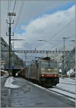 Zwei Crossrailloks, mit der führenden 186 905 XR, fahren mit einem Güterzug Richtung Süden.
Göschenen, den 24. Jan. 2014