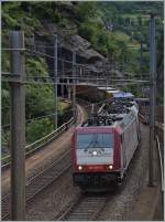 Zwei Crossrail-Loks verlassen die Dazio Grande und erreichen in Kürz Rodi Fiesso. 
23. Juni 2015