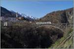 Der  Centovalli-Express  Domodossola - Locarno auf der 132 Meter langen Isorno Brücke bei Intragna.